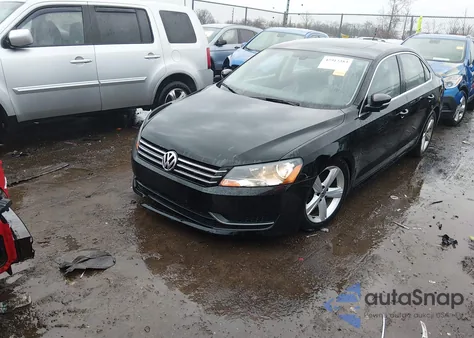 2013 Volkswagen Passat 2.5L Se z USA, uszkodzony, nr VIN 1VWBP7A3XDC121934